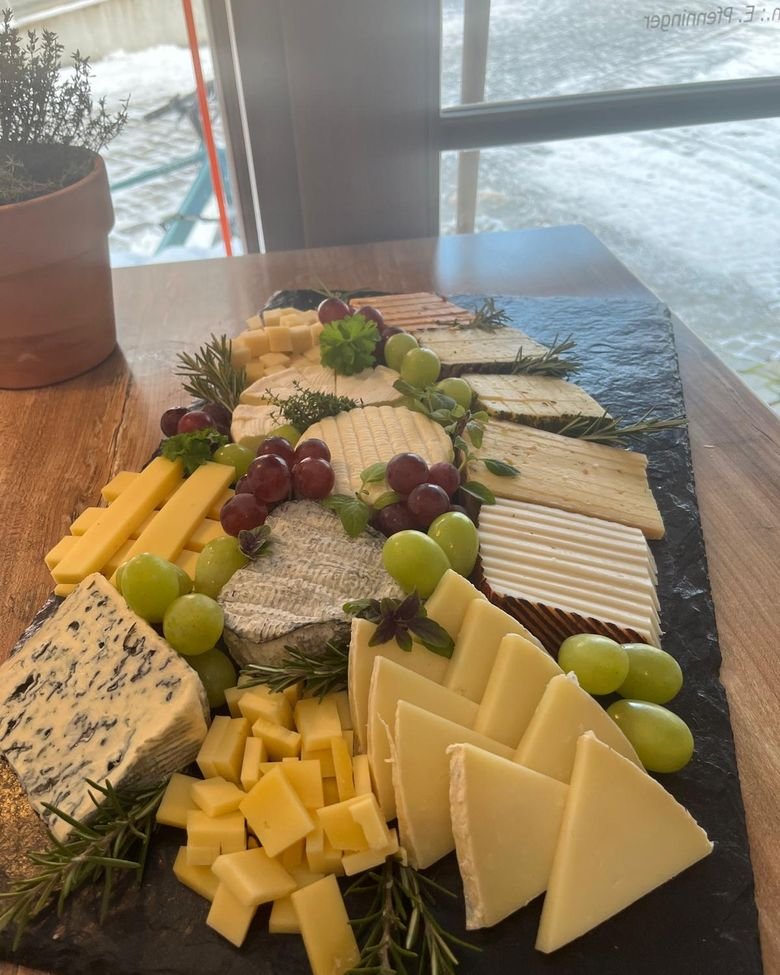 Feine Käseplatte mit Dips